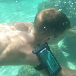 POCHETTE ETANCHE SMARTPHONE SEAWAG ROSE -Surf Équipement Boutique pochette etanche smartphone seawag rose 3