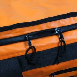 Sac De Voyage étanche DUFFEL BAG 90L HOWZIT - ORANGE 21 Sac De Voyage étanche DUFFEL BAG 90L HOWZIT - ORANGE -Surf Équipement Boutique sac de voyage etanche duffel bag 90l howzit orange black 6